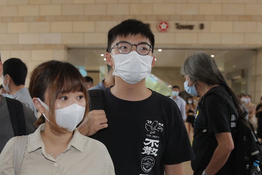 Varios activistas de grupos prodemocracia, incluido Joshua Wong, en el centro, llegan a una corte en Hong Kong, el martes 15 de septiembre de 2020.&nbsp;