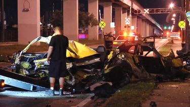 El auto involucrado en el accidente quedó completamente destruido tras el fuerte impacto con una columna de las que sostiene las vías del Metrorail en el noroeste de Miami.