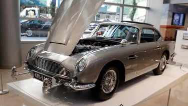 Coche de James Bond recauda casi 3 millones de libras en subasta.
