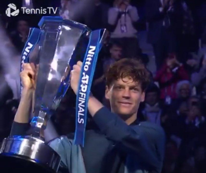 El italiano Jannik Sinner levanta el trofeo del ATP Finals