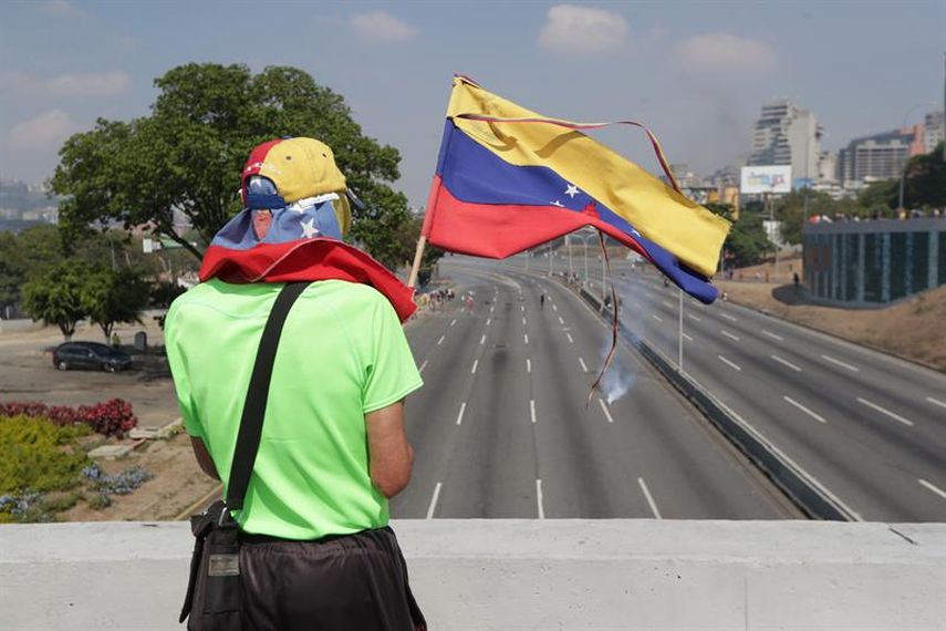 Simpatizantes del presidente encargado de Venezuela, Juan Guaidó, se manifiestan en Caracas.