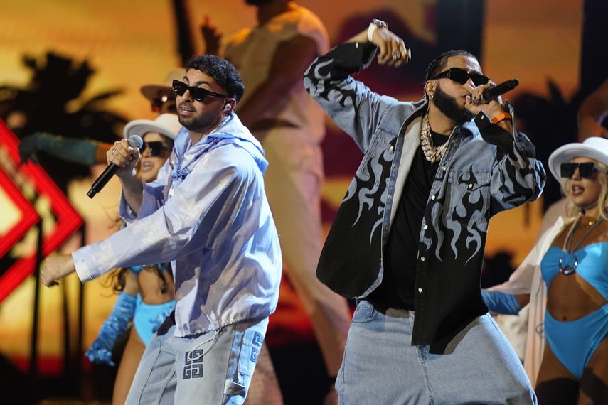 Justin Quiles y El Alfa actúan durante los Premios Latin Billboard, el jueves 5 de octubre de 2023, en Coral Gables, Florida.