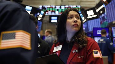 Un corredora en la Bolsa de Valores de Nueva York.