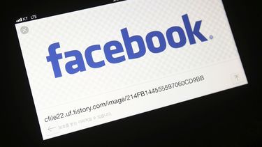 En esta fotograf&iacute;a del mi&eacute;rcoles 21 de marzo de 2018, se muestra un logotipo de Facebook en un tel&eacute;fono en Ilsan, Corea del Sur.&nbsp;