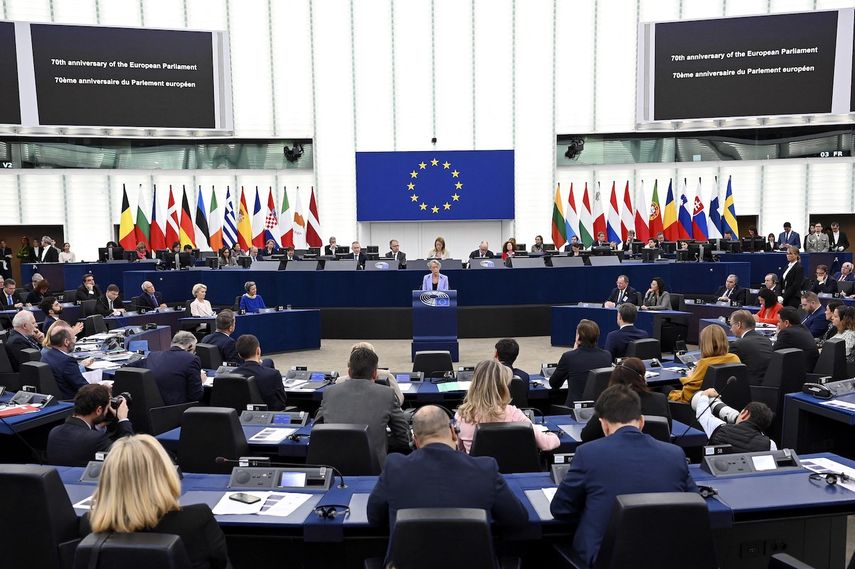 La primera ministra francesa Elisabeth Borne (centro) pronuncia un discurso durante la ceremonia del 70 aniversario del Parlamento Europeo, durante una sesión plenaria en el Parlamento Europeo en Estrasburgo, este de Francia, el 22 de noviembre de 2022. &nbsp;