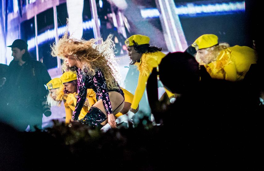 Con una grada montada sobre el escenario y un show tremendo más propio de una gira en solitario que de una parada en un festival, Beyoncé arrancó por todo lo alto soltando de primeras Crazy in Love, Formation y Sorry.&nbsp;