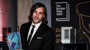 El escritor irlandés Paul Lynch posa con la copia de su libro Prophet Song en la alfombra roja del Premio Booker, en Old Billingsgate, en el centro de Londres, el 26 de noviembre de 2023.