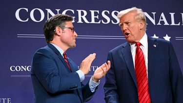 El presidente de Estados Unidos Donald J. Trump habla con el presidente de la Cámara de Representantes, Mike Johnson.
