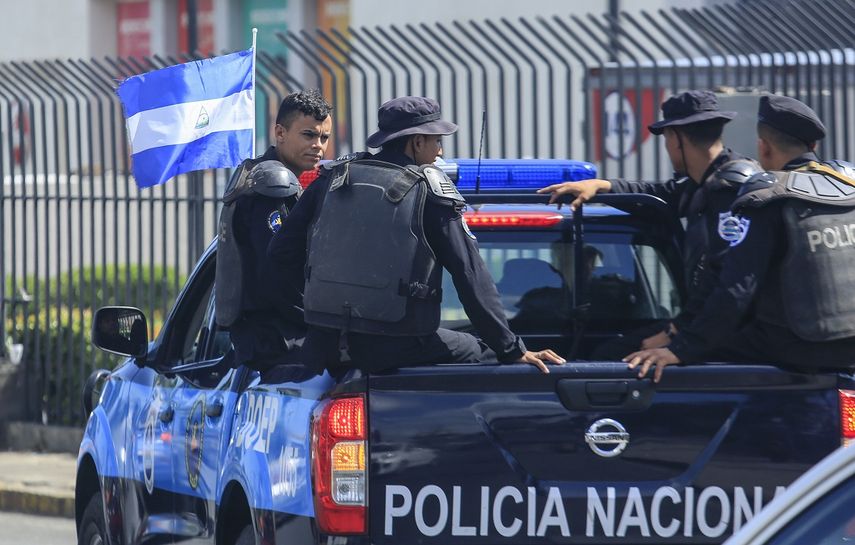 La polic&iacute;a al servicio del r&eacute;gimen sandinista porta la bandera azul y blanco por ordenes de Daniel Ortega y Rosario Murillo en un intento de arrebatar el s&iacute;mbolo de lucha de la oposici&oacute;n nicarag&uuml;ense.