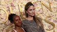 La actriz estadounidense Angelina Jolie (derecha) y su hija Zahara Jolie llegan a la 82ª edición de los Premios Globo de Oro en el hotel Beverly Hilton en Beverly Hills, California, el 5 de enero de 2025.