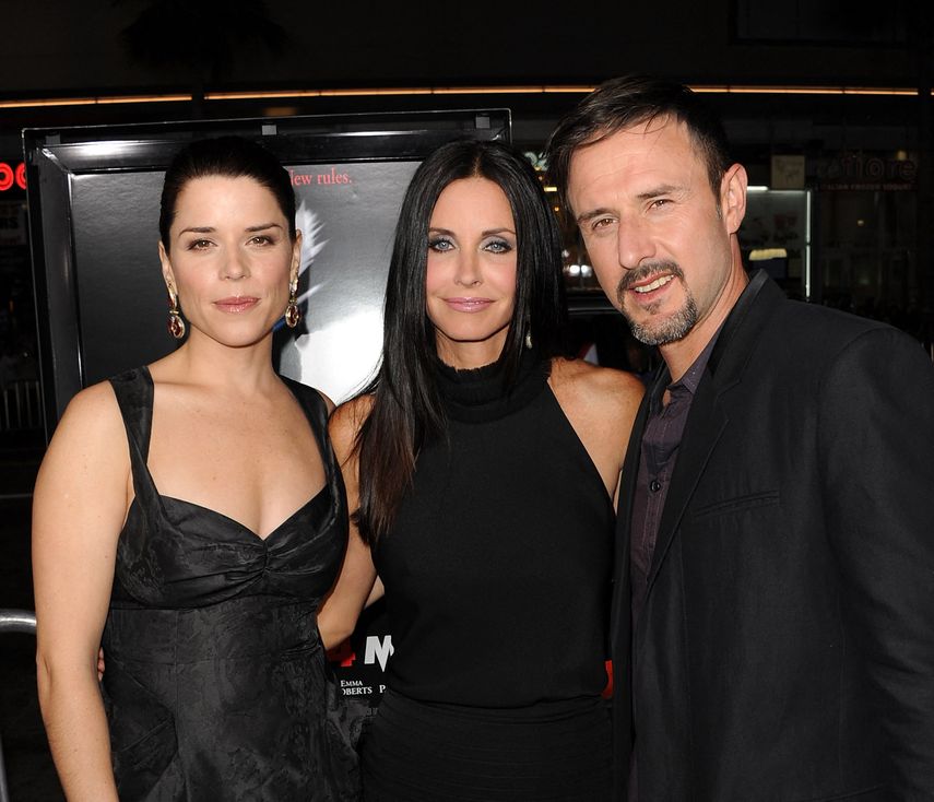 En esta foto de archivo tomada el 11 de abril de 2011, los actores Neve Campbell, Courteney Cox y David Arquette llegan al estreno de Scream 4 de The Weinstein Company en el Teatro Chino de Grauman en Hollywood, California.