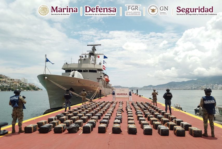 La Secretaría de Marina (Semar) de México aseguraron 3.5 toneladas de cocaína que eran transportadas en un semisumergible frente a las costas del estado de Guerrero. La operación derivó en la detención de tres personas extranjeras, afirmó el gobierno mexicano en un comunicado.