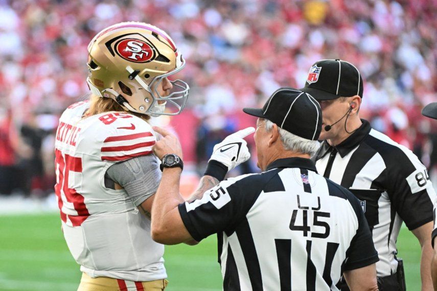 George Kittle #85 de los San Francisco 49ers habla con los árbitros de NFL durante una pausa en el juego durante el primer cuarto contra los Arizona Cardinals en el State Farm Stadium el 5 de enero de 2025 en Glendale, Arizona.&nbsp;