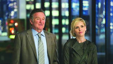 Robin Williams y Sarah Michelle Gellar en un fotograma del programa de TV The Crazy Ones. (CBS)