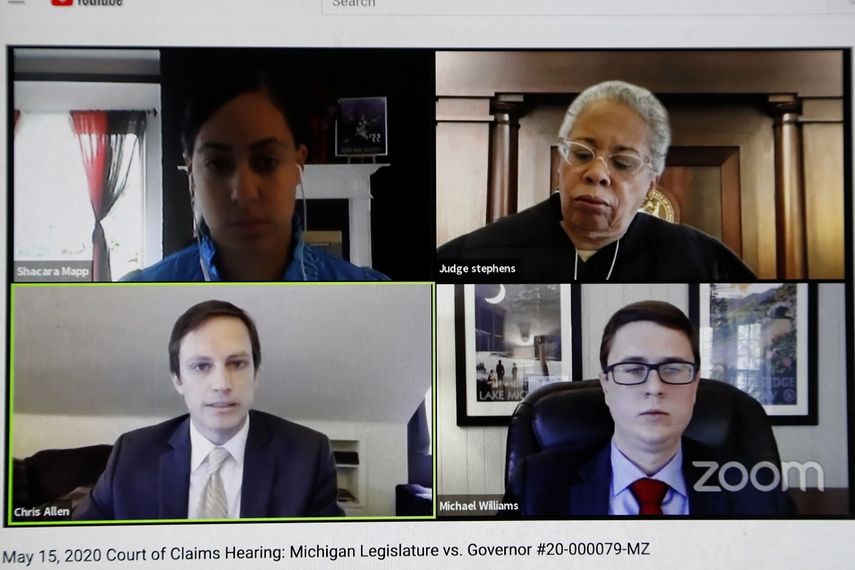 En una imagen del viernes 15 de mayo de 2020 tomada de un video en el servicio de videollamadas Zoom, el abogado Chris Allen, izquierda abajo, de la fiscal&iacute;a general, presenta su caso ante la jueza Cynthia Stephens, derecha arriba, en el caso de la C&aacute;mara de Representantes y el Senado de Michigan contra la gobernadora Gretchen Whitmer, en Lansing, Michigan.&nbsp;