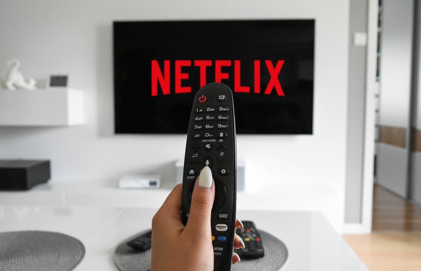 El logotipo de Netflix en la pantalla de un televisor. La plataforma estrena en junio algunas producciones anheladas por los espectadores.&nbsp;