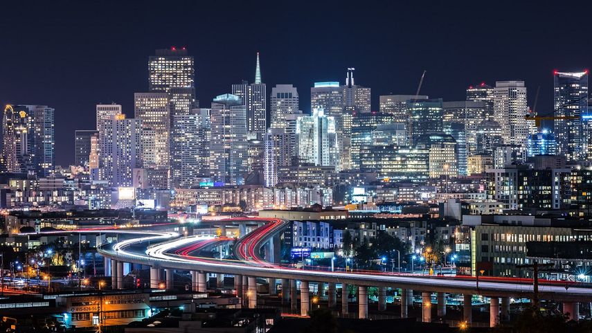 Imagen nocturna de la ciudad de San Francisco, en California.