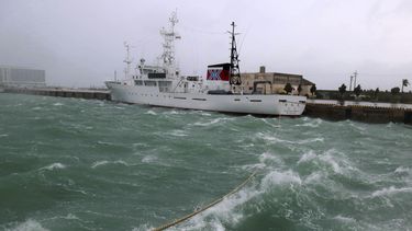 Un buque atracado en un muelle es golpeado por las olas generadas por el tifón&nbsp;Malou&nbsp;en el puerto Itoman, en la isla de Okinawa, Japón. Se espera que el tifón&nbsp;Malou&nbsp;llegue al resto de Japón durante los próximos días, y deje un temporal