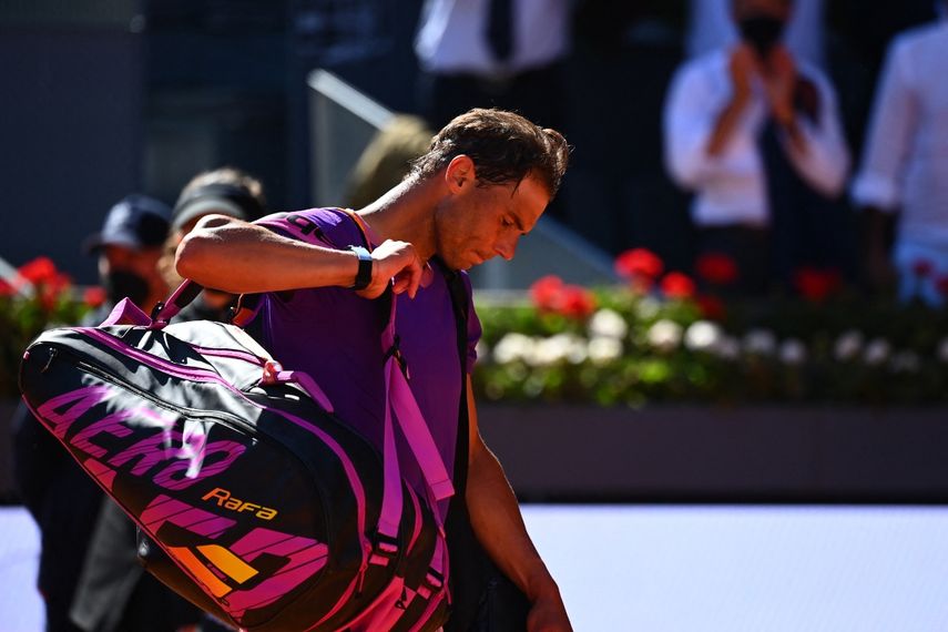 El español Rafael Nadal se marcha después de su partido de cuartos de final de individuales del torneo ATP Tour Madrid Open de tenis 2021 contra el alemán Alexander Zverev en la Caja Mágica de Madrid el 7 de mayo de 2021. &nbsp; &nbsp;