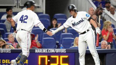 El venezolano Avisaíl García estrecha la mano de Nick Fortes tras anotar en el juego del sábado 15 de abril de 2023, ante los Cascabeles de Arizona.