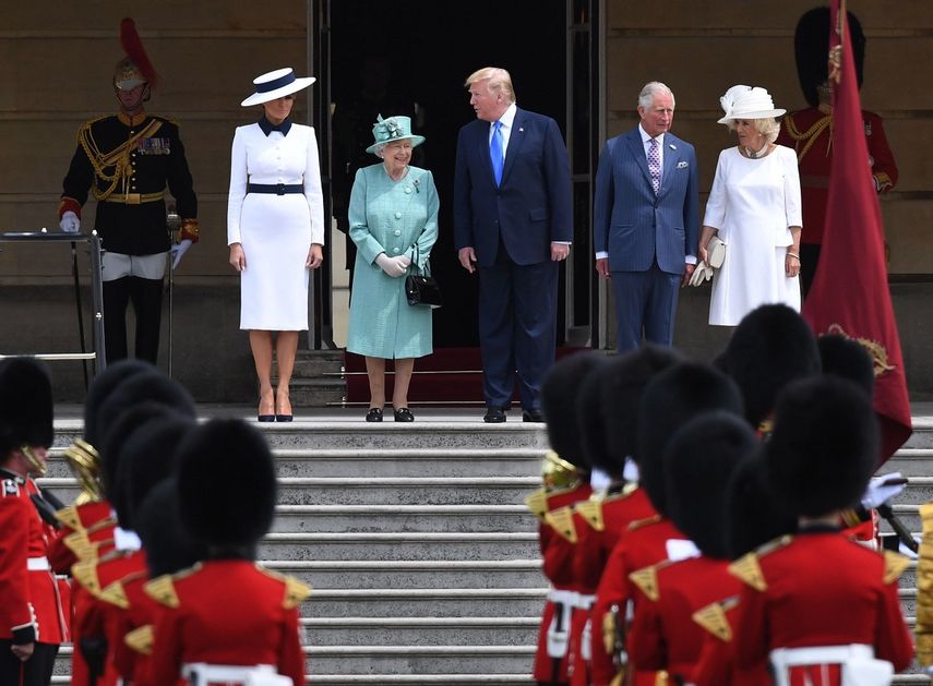 La reina Isabel II de Inglaterra (2i) recibe al presidente de los Estados Unidos, Donald Trump (3d), y a su mujer, Melania Trump (i), junto al príncipe Carlos (2d) y la duquesa Camilla de Cornualles (d) en el Palacio de Buckingham en Londres (Reino Unido), este lunes.&nbsp;
