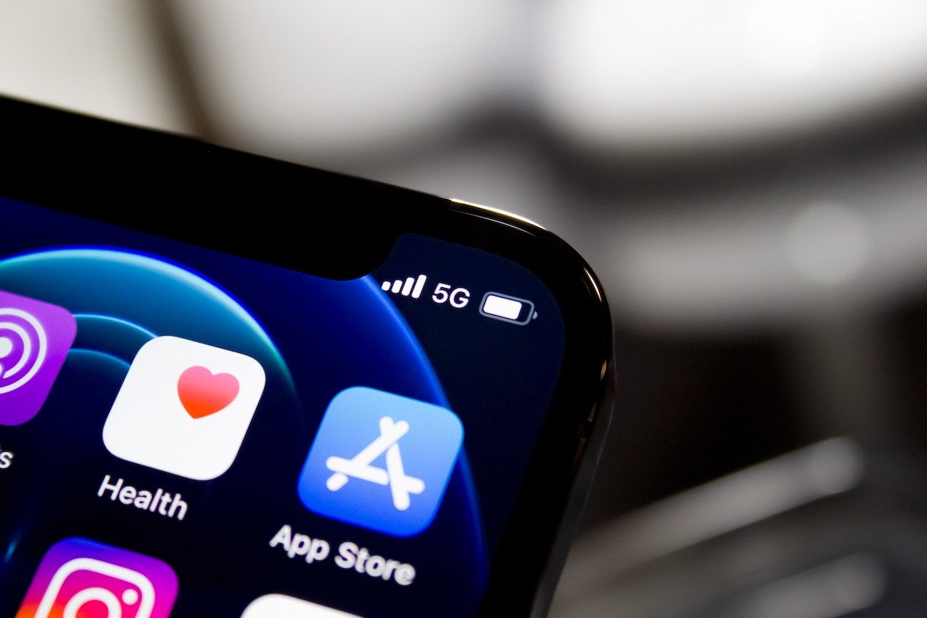 Imagen de un teléfono con el icono de la App Store. Imagen de un teléfono con el icono de la App Store.