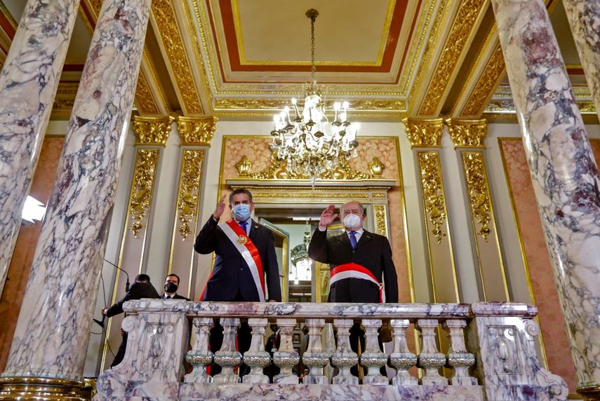 El presidente interino de Perú, Manuel Merino (izquierda.), y el político conservador Antero Flores-Araoz saludando durante la ceremonia de juramentación de este último como Jefe de Gabinete en Lima el 11 de noviembre de 2020.
