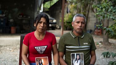 Mileidys Torrealba (izquierda), 39, y Eduard José Falcón, 45, posan con retratos de su hija Eduarlis Falcón, de 20 años, quien fue asesinada junto a otra niña, en su casa en La Misión, estado Portuguesa, Venezuela el 27 de febrero. , 2021. Activistas de derechos humanos han advertido que la pandemia COVID-19 ha agravado la violencia de género a nivel mundial, con 256 feminicidios en 2020 en Venezuela, en comparación con 167 en 2019.