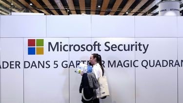 ARCHIVO - Una mujer camina frente a un módulo de Microsoft durante la Conferencia sobre Ciberseguridad, en Lille, Francia, el miércoles 29 de enero de 2020. (AP Foto/Michel Spingler)
