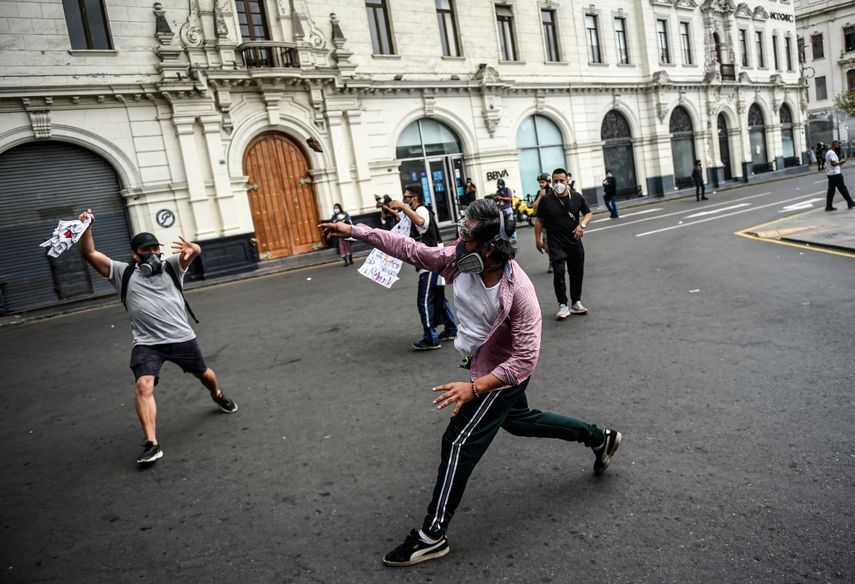 Los partidarios del derrocado presidente peruano Martín Vizcarra, quien fue destituido en una votación de juicio político el lunes por la noche, luchan con la policía antidisturbios mientras se manifiestan contra el nuevo gobierno en Lima el 10 de noviembre de 2020. El presidente del Congreso, Manuel Merino, asumió el martes el cargo como tercer presidente de Perú en cuatro años, en medio de protestas callejeras y nerviosismo en el mercado tras el juicio político de Martín Vizcarra por acusaciones de corrupción.