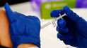Un trabajador sanitario administra una dosis de la vacuna Moderna contra COVID-19 dentro de una clínica de vacunación el martes 7 de diciembre de 2021, en el Centro de Salud Pública de Norristown. 