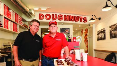 Jorge Ríos y Robert Taylor, socios en Velvet Creme, decidieron rescatar del olvido una marca que impactó a toda una generación en Miami.&nbsp;