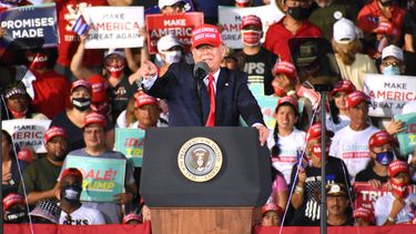 Sobre las 11:47 de la noche, el Air Force 1 aterrizó en el aeropuerto ejecutivo de Opa-Locka, al norte de Miami, donde una multitud esperaba a Trump con vítores y aplausos.