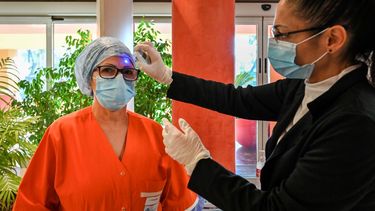 El 18 de marzo de 2020, una enfermera que trabajará en la nueva unidad de cuidados intensivos, en el hospital Casal Palocco, en Roma, es monitoreada para determinar su temperatura corporal. 