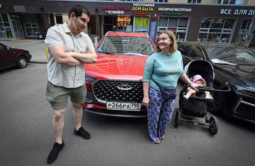 Maria Tyabut y su esposo, Sergei Duzhikov, posan frente a su nuevo coche de fabricación china mientras su hija de ocho meses, Yekaterina, va en un cochecito en Mytishchi, un suburbio de Moscú, el 17 de junio de 2025. Para Sergei Duzhikov y Maria Tyabut, una pareja de clase media residente en un pueblo a las afueras de Moscú, las sanciones occidentales impuestas a Rusia por el conflicto en Ucrania han sido manejables.&nbsp;