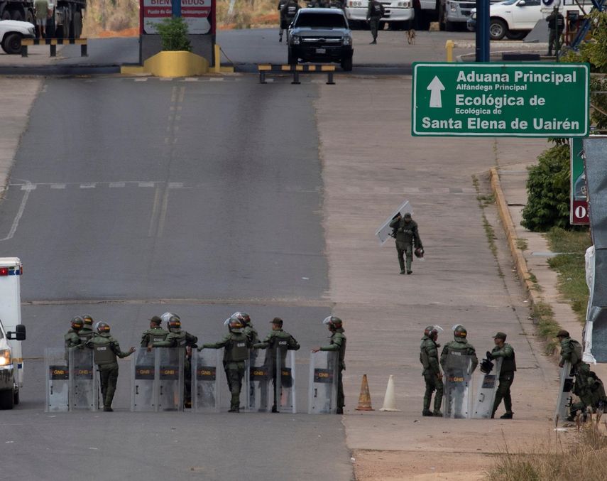 Miembros de la Guardia Nacional Bolivariana (GNB, policía militarizada) de Venezuela montaron guardia el pasado sábado 23 de febrero en el paso fronterizo ubicado en la localidad de Pacaraima, en el límite fronterizo entre Brasil y Venezuela, cerrado desde el jueves por orden del régimen de Nicolás Maduro.&nbsp;