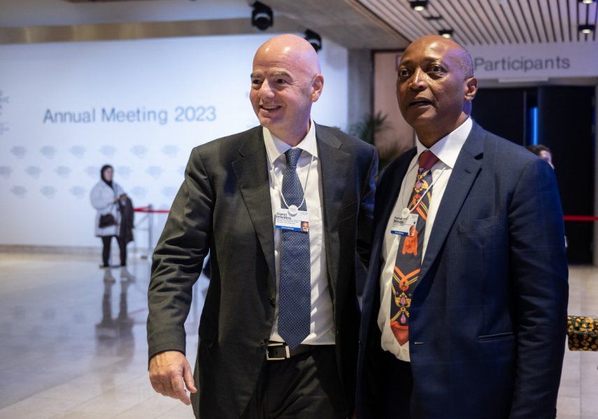 El presidente de la FIFA, Gianni Infantino, (izquierda) posa junto con el presidente de la Confederación Africana de Fútbol, Patrice Motsepe.