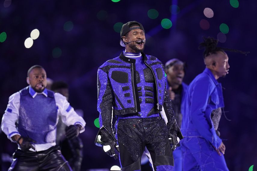 Usher actúa durante el medio tiempo del partido de fútbol americano Super Bowl 58 de la NFL el domingo 11 de febrero de 2024 en Las Vegas.