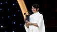 La directora española Jaione Camborda recibe el premio Concha de Oro a la mejor película por O corno durante la ceremonia de clausura del 71º Festival de Cine de San Sebastián en la ciudad vasca de San Sebastián, en el norte de España, el 30 de septiembre de 2023.