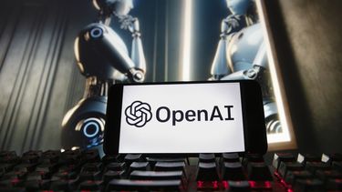 El logotipo de OpenAI en un monitor de computadora.