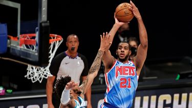 El pivot de los Nets de Brooklyn LaMarcus Aldridge dispara a la canasta sobre el alero de los Hornets de Charlotte Miles Bridges, el jueves 1 de abril de 2021