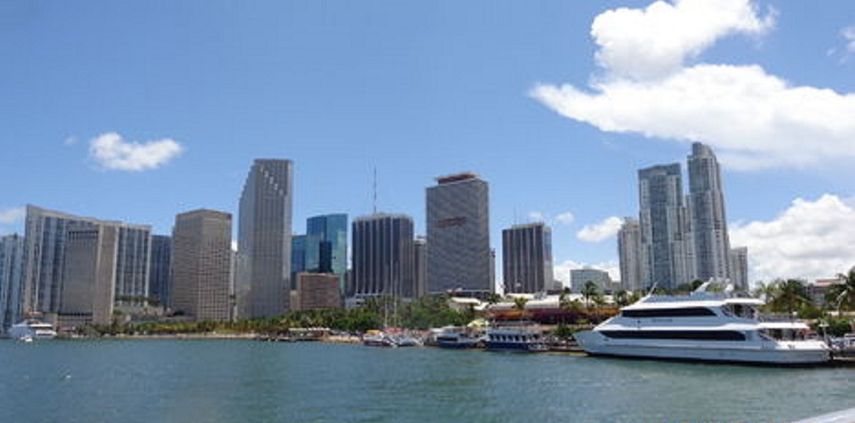 La policía cree que otra persona podría estar desaparecida en el agua.