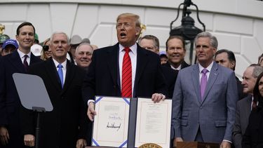 El presidente Donald Trump habla despu&eacute;s de firmar un proyecto de ley en la Casa Blanca para actualizar el acuerdo comercial con M&eacute;xico y Canad&aacute;.