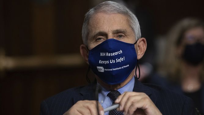 En esta foto de archivo del 23 de septiembre de 2020, el doctor Anthony Fauci, director del Instituto Nacional de Alergia y Enfermedades Infecciosas asiste a una audiencia en el Senado, Washington. Fauci recomendó el viernes 13 de noviembre de 2020 que la gente use mascarillas en las reuniones familiares del Día de Acciòn de Gracias.&nbsp;