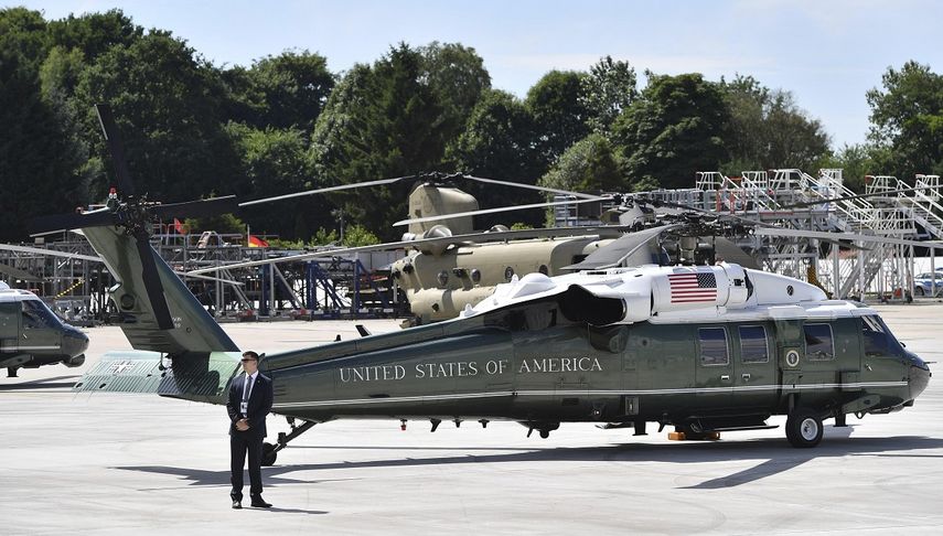 Un miembro de seguridad vigila el helicóptero del la Marina estadounidense en el aeropuerto internacional de Hamburgo (Alemania) hoy, 6 de julio de 2017.