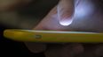 Una persona usando un tel&eacute;fono celular en Nueva Orle&aacute;ns el 11 de agosto del 2019. Las autoridades estadounidenses buscan establecer una nueva l&iacute;nea telef&oacute;nica para ayudar a quienes se sientan mal y necesitan ayuda en la prevenci&oacute;n de suicidios.&nbsp;