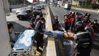 NOTICIA DE VENEZUELA  - Página 32 Scorristas-voluntarios-la-agrupacion-angeles-las-vias-trasladan-camilla-un-individuo-herido-un-accidente-motocicleta-caracas-el-10-febrero-del-2021