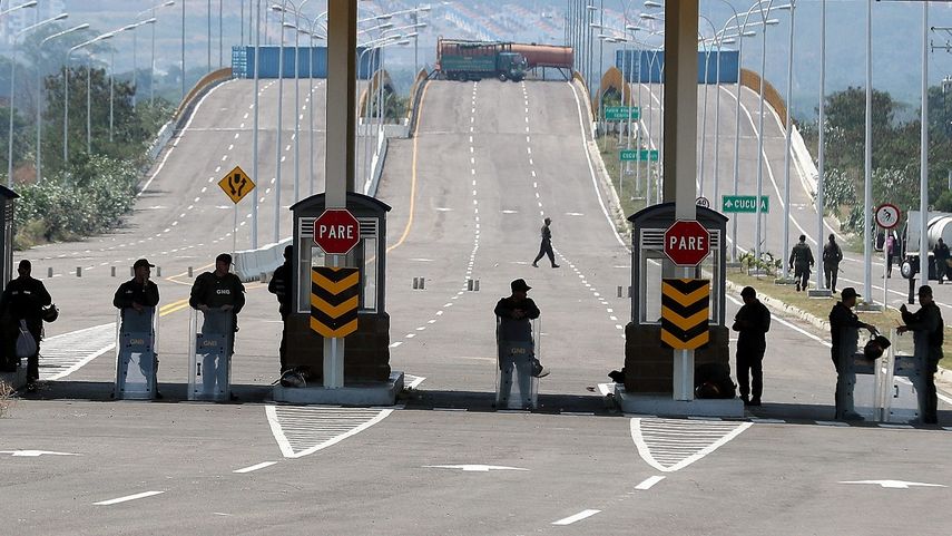Miembros de la Guardia Nacional Bolivariana bloquean el puente internacional Tienditas, en San Antonio del Táchira, que comunica Venezuela con Colombia. 