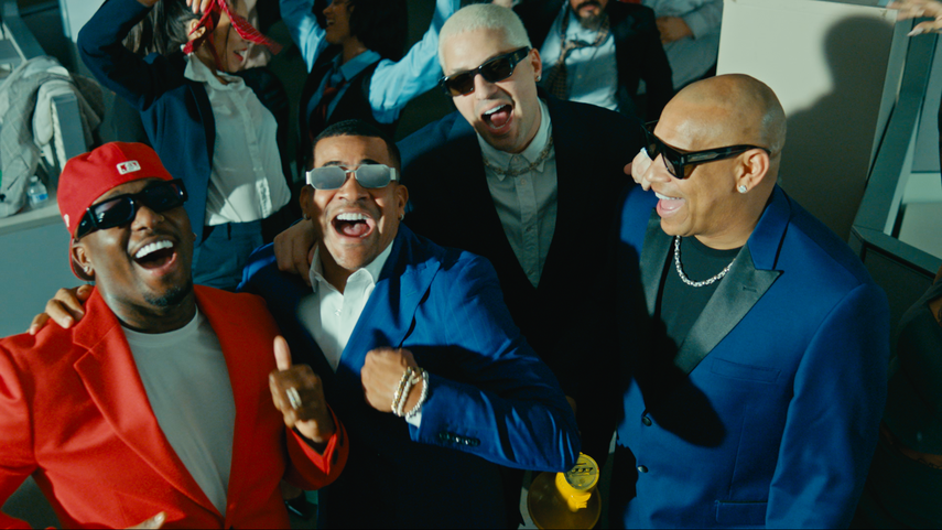 Randy Malcom y Alexander Delgado, de Gente de Zona, junto a los artistas Dale Pututi y L Kimii.