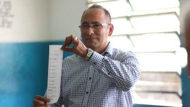 El candidato opositor a gobernador por el Esequibo, Alexis Duarte Perroni, muestra su papeleta en un colegio electoral durante las elecciones regionales en El Dorado, estado Bolívar, Venezuela, el 25 de mayo de 2025.